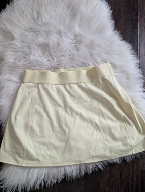 Aritzia TnAction TnA Women’s Light Yellow Athletic Skirt Skort Size M Medium